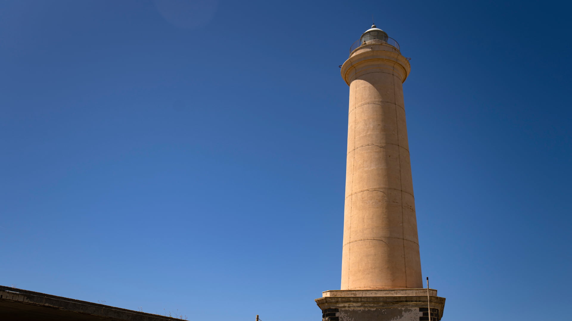 Il faro più alto d'Italia e il porto turistico